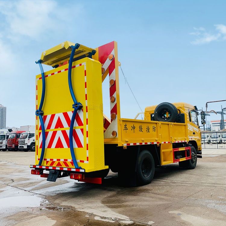 東風(fēng)100K道路施工養(yǎng)護防撞緩沖車 施工現(xiàn)場的全新風(fēng)?護盾