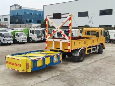 天錦100K防撞緩沖車與掃路車的協(xié)同作業(yè) 保障道路安全與清潔的新模式