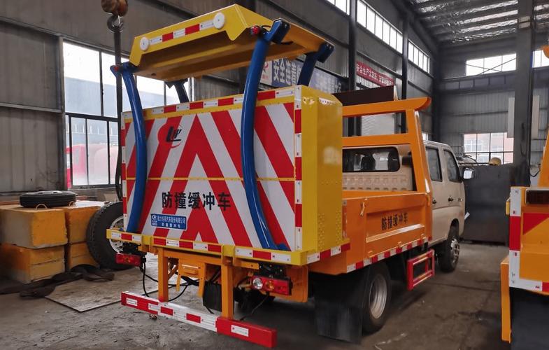 國六福田雙排座小金剛防撞緩沖車 道路施工安全的堅實盾牌